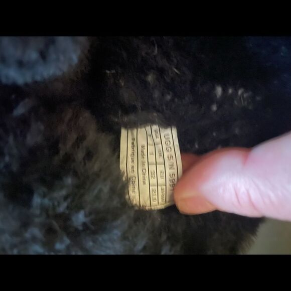 UGG Kids Bailey Button II (Toddler/Little Kid) Size 2. Excellent - Picture 6 of 6